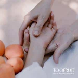 mains_parent_enfant_abricot-300×300